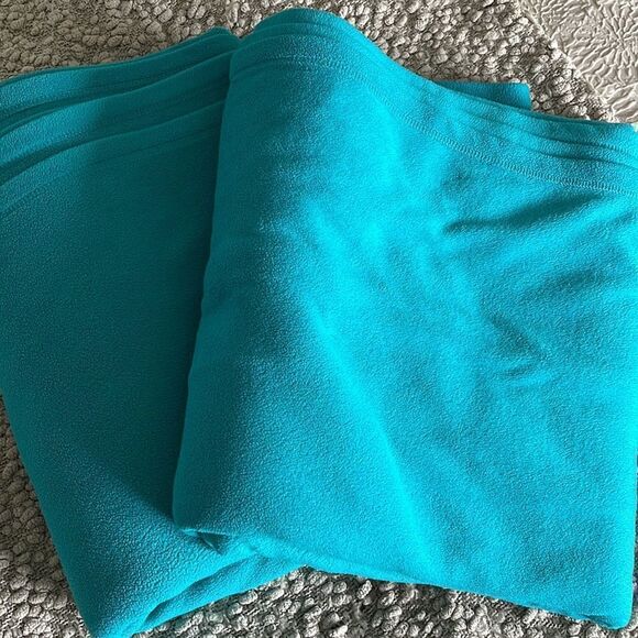 Target Room Essentials Twin Blanket. Turquoise. Quantity 2 $22each - Picture 2 of 4